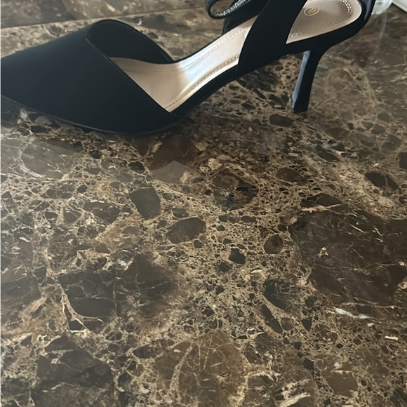 Size 10 Brand new shoes 2 1/2 to 3 inch heel for sale. - Picture 2 of 3